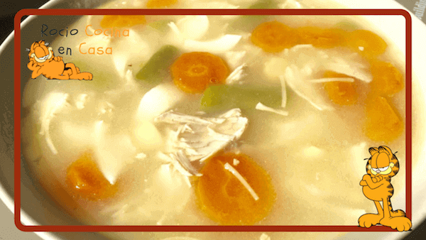 Cómo Hacer Sopa de Fideos con Pollo, Verduras y Huevo