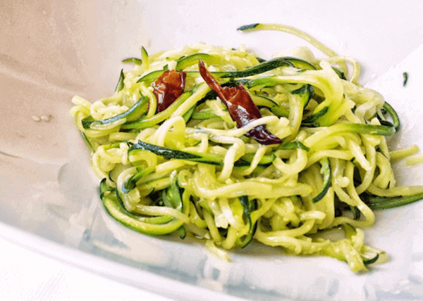 Espaguetis de calabacín con Pesto y Aguacate